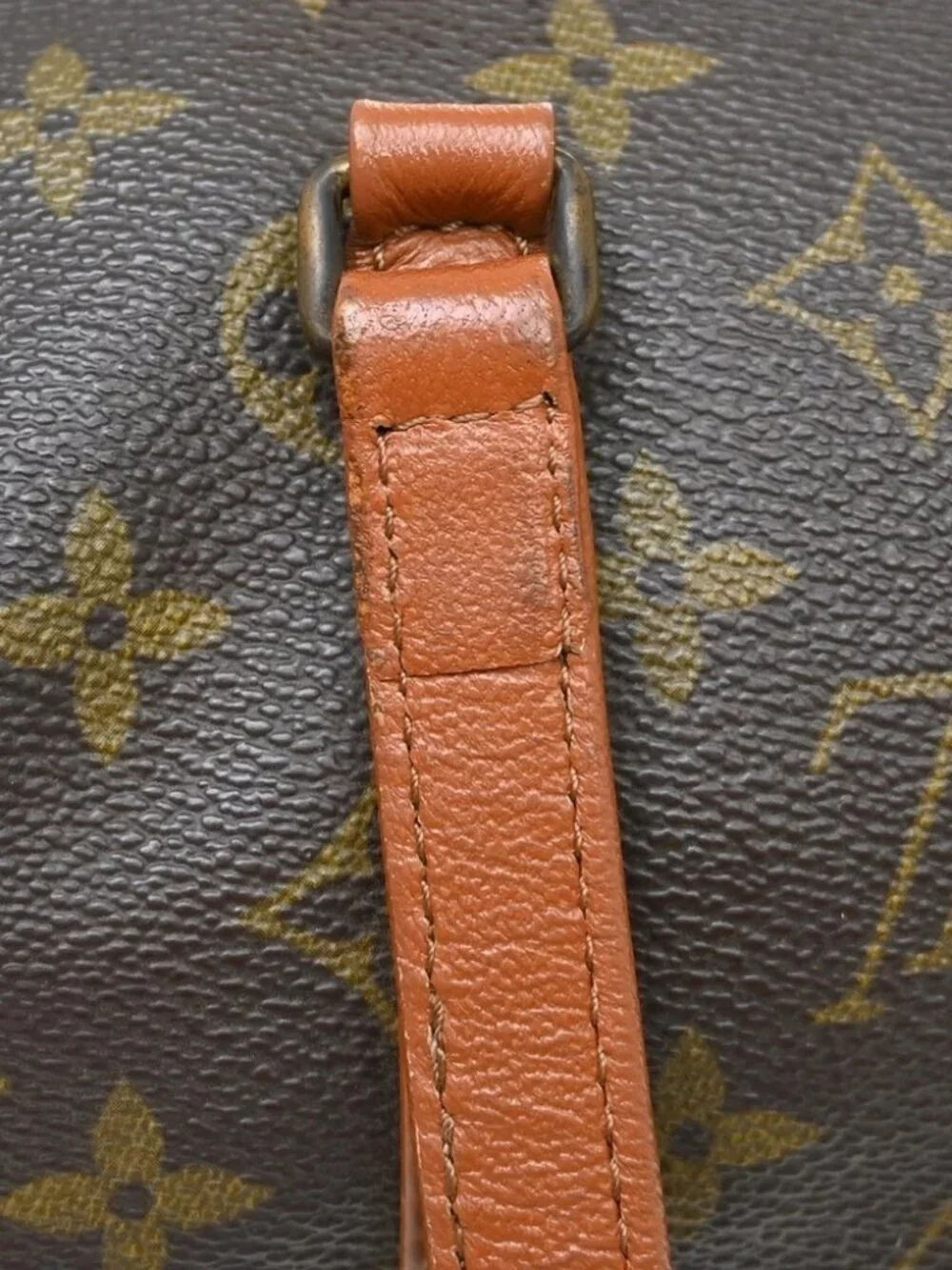 Louis Vuitton outside 	ab